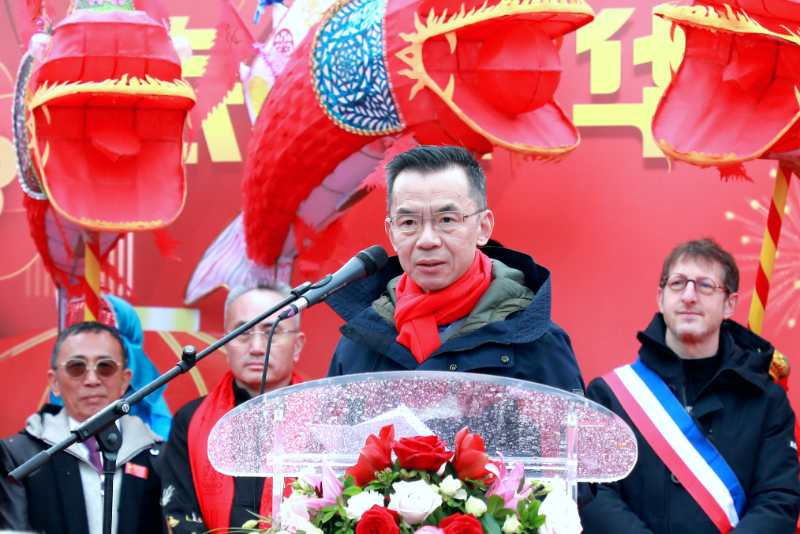 卢沙野大使夫妇参加巴黎中心区春节彩妆游行