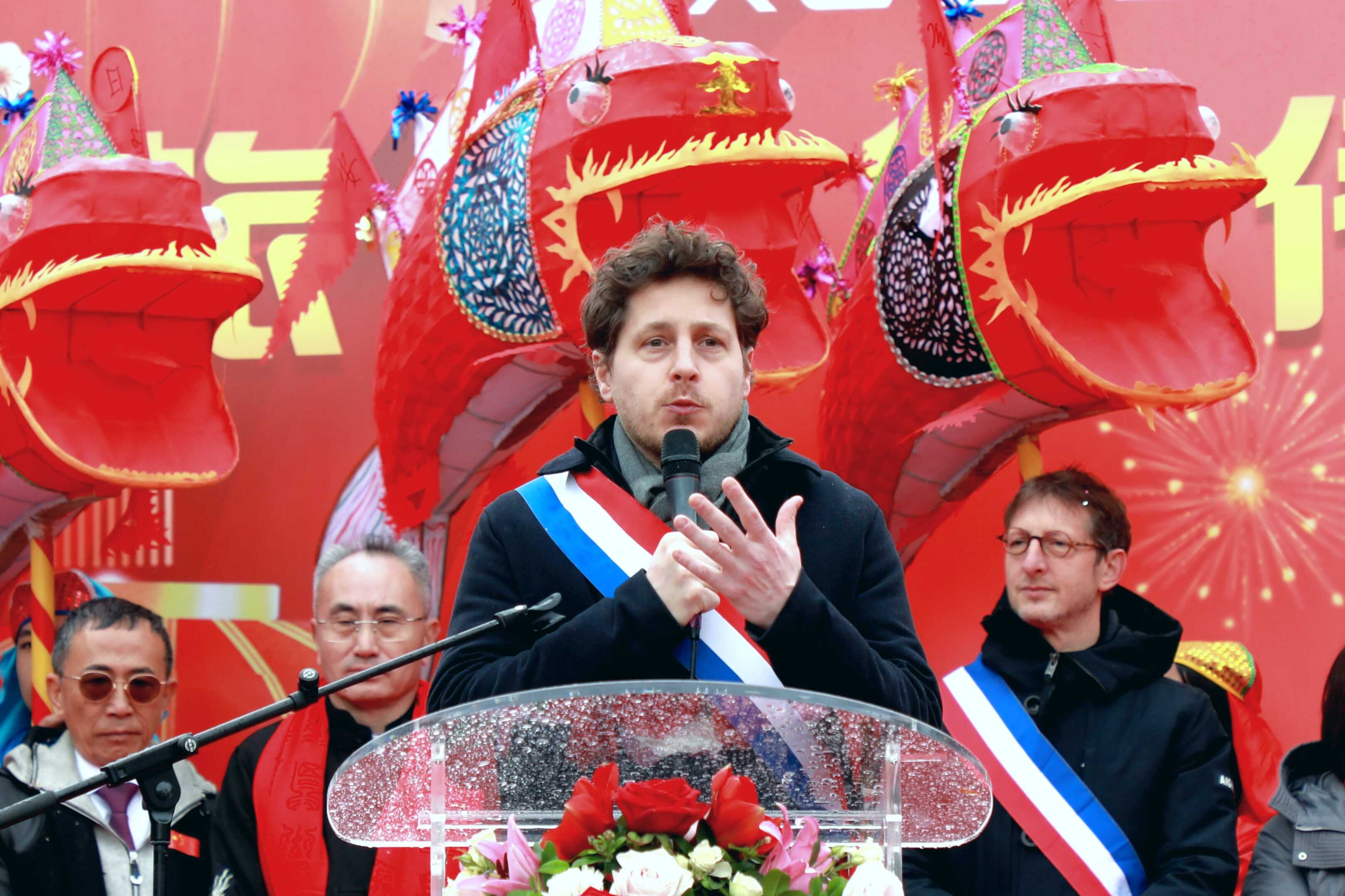 卢沙野大使夫妇参加巴黎中心区春节彩妆游行