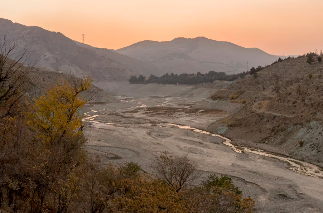 水危机迫使伊朗考虑撤离首都,水龙头干涸