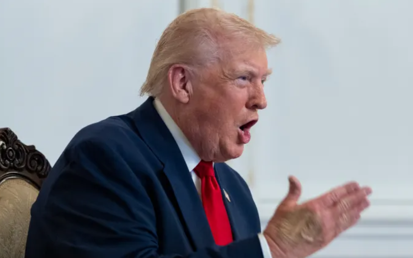 特朗普暂停来自“第三世界”国家的移民,并下令审查绿卡。