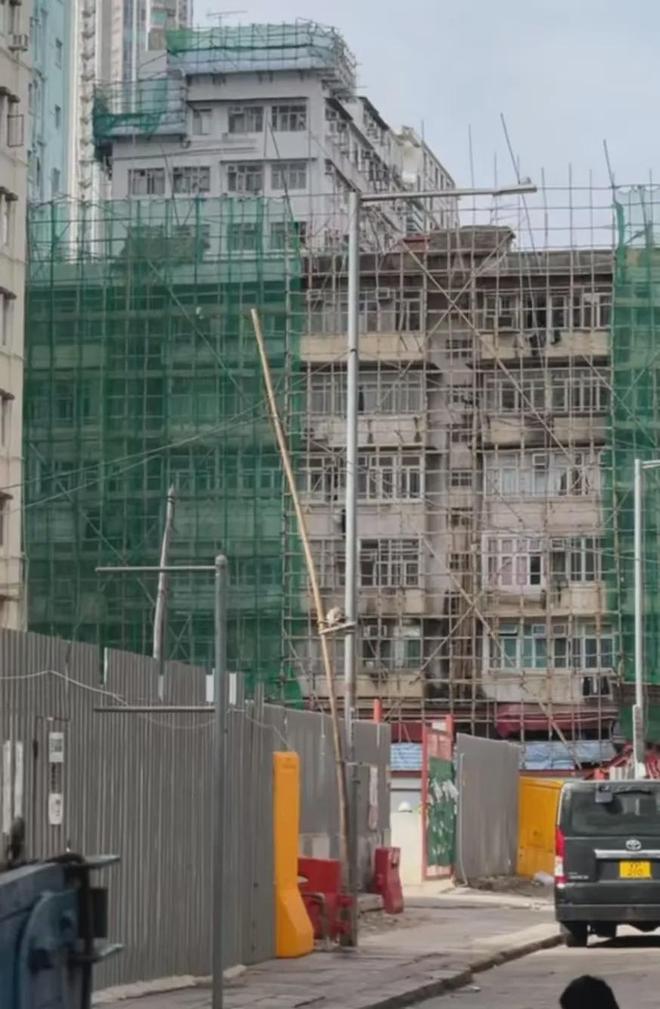 连续报道 | 香港大火已致128人遇难，工程师13个月前曾投诉宏福苑问题上百次，未获有效回应