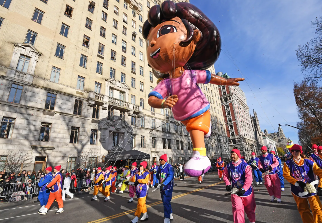 第99届梅西感恩节大游行拉开了纽约市假日季的序幕