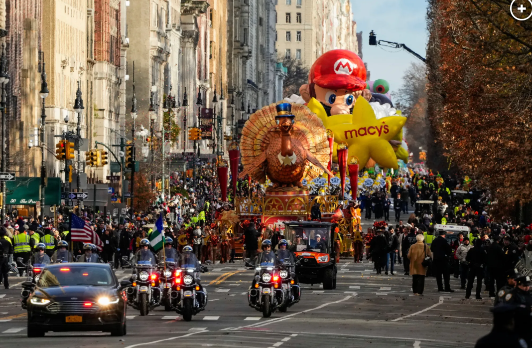 第99届梅西感恩节大游行拉开了纽约市假日季的序幕