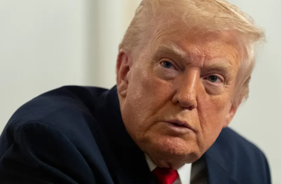 特朗普声称他将废除乔·拜登用自动笔签署的行政命令。