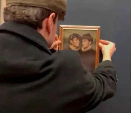 两名比利时网红和卢浮宫保安“斗智斗勇”