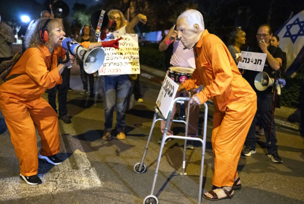内塔尼亚胡寻求赦免其涉嫌欺诈案件后,以色列民众在特拉维夫举行抗议活动