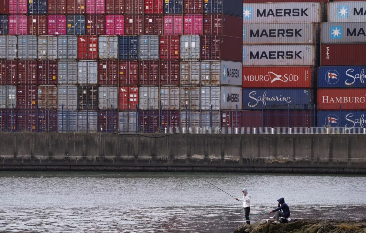 尽管对美出口大幅下降,中国贸易顺差在短短11个月内就达到了1万亿美元。