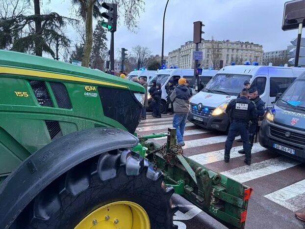 农民开着拖拉机,“占领”巴黎市中心?