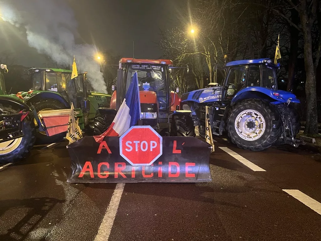 农民开着拖拉机,“占领”巴黎市中心?