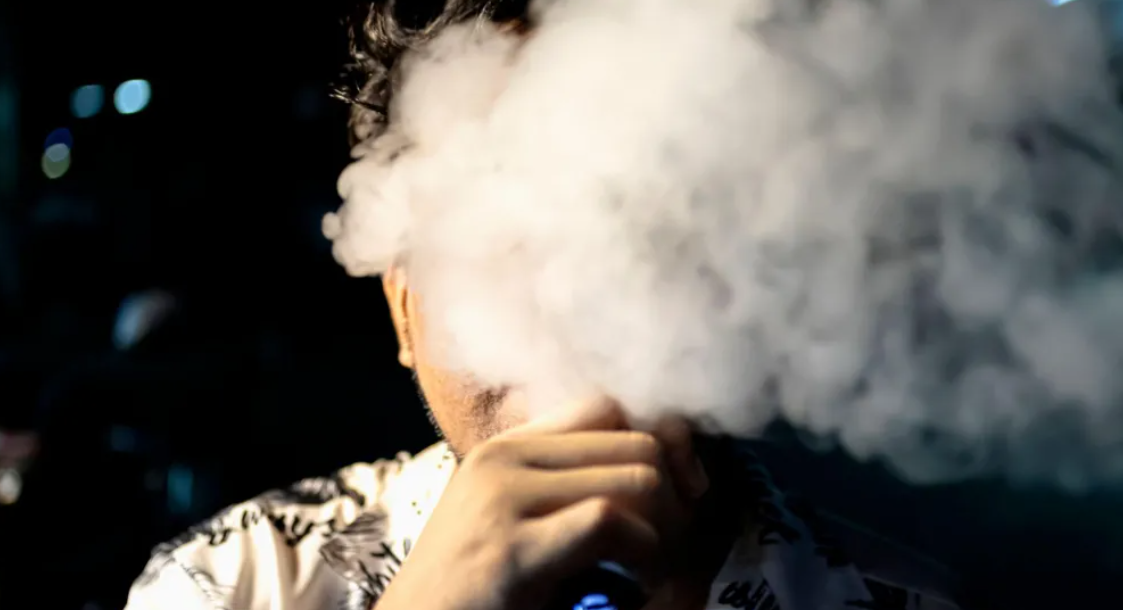 新加坡严厉打击电子烟:举报电子烟热线;被抓获将处以鞭刑