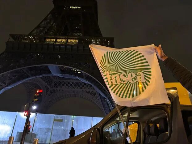 农民开着拖拉机,“占领”巴黎市中心?