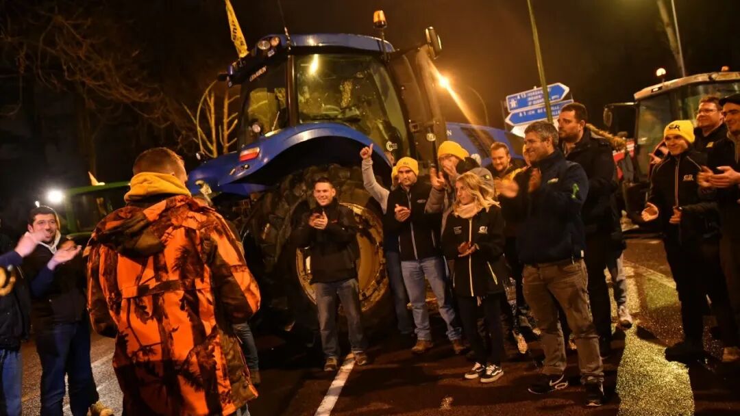农民开着拖拉机,“占领”巴黎市中心?
