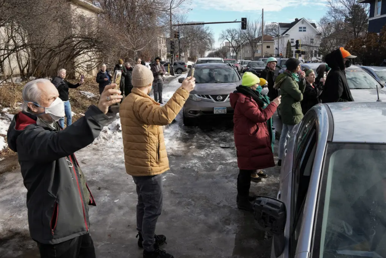 新泽西州州长米基·谢里尔将推出一个“门户网站”,供民众上传美国移民及海关执法局(ICE)的视频:“拿出你的手机!”