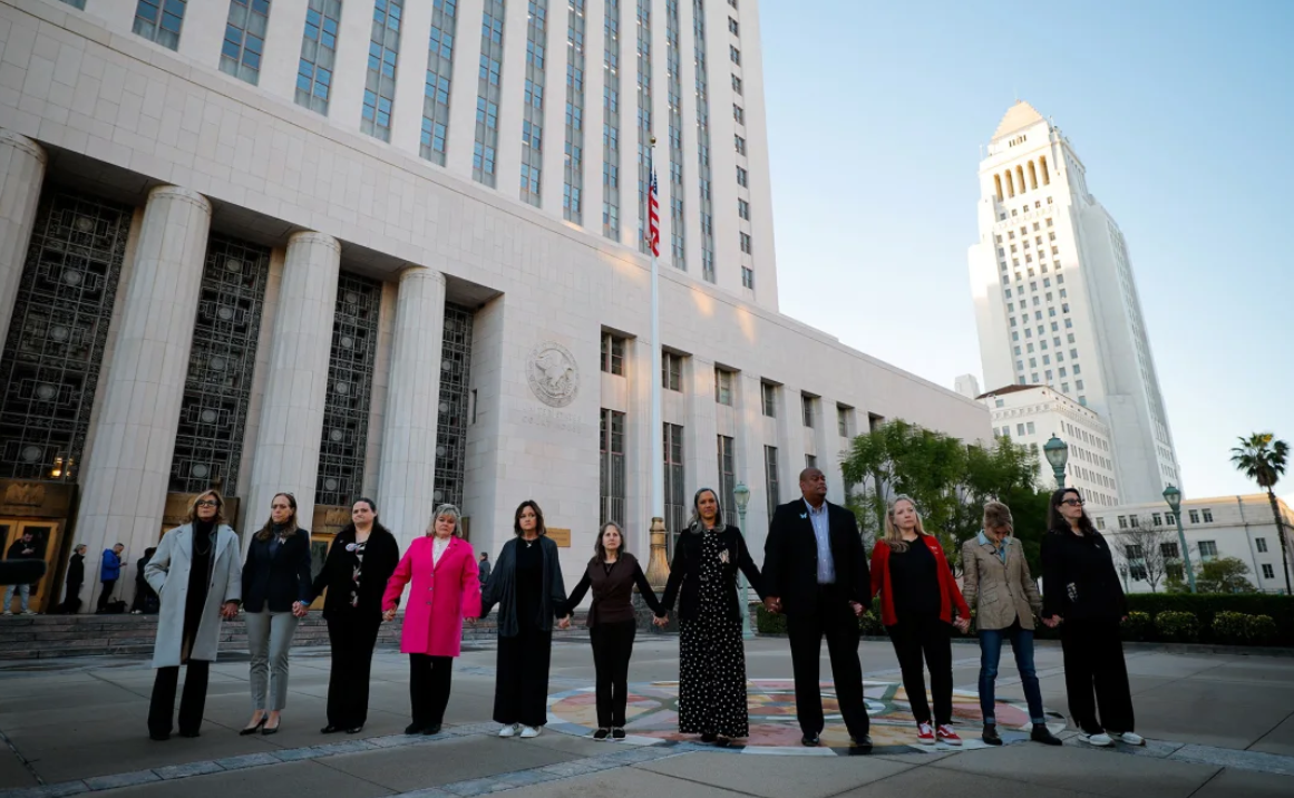 马克·扎克伯格抵达法庭，将在具有里程碑意义的社交媒体成瘾案审判中作证。