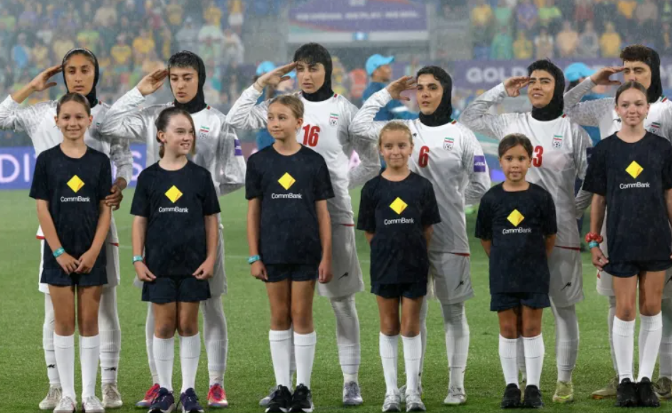 伊朗女足在亚洲杯比赛中敬礼并高唱国歌